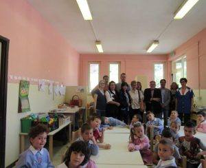 Gli alunni della Scuola Materna Beato Simone di Cascia insieme al Team di LC3